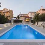 Seaside In With Swimming Pool Вилла Задар