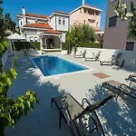 Seaside In With Swimming Pool Задар