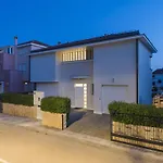 Seaside In With Swimming Pool Вилла