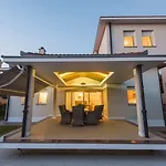 Seaside In With Swimming Pool Задар