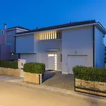 Seaside In With Swimming Pool Вилла *