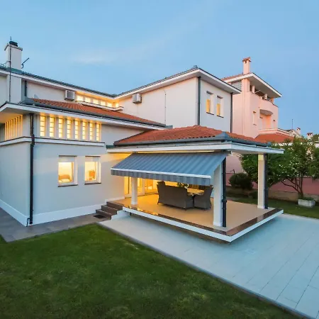 Gorgeous Seaside In With Swimming Pool Villa Zadar