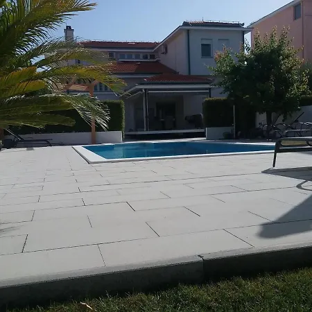 Gorgeous Seaside In With Swimming Pool