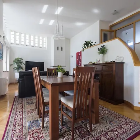 Seaside In With Swimming Pool