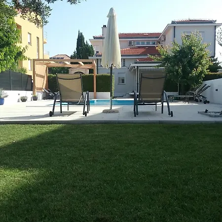 Seaside In With Swimming Pool Задар