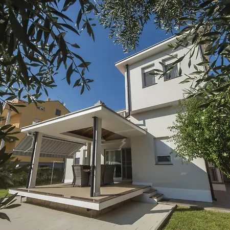 Villa Seaside In With Swimming Pool Zadar