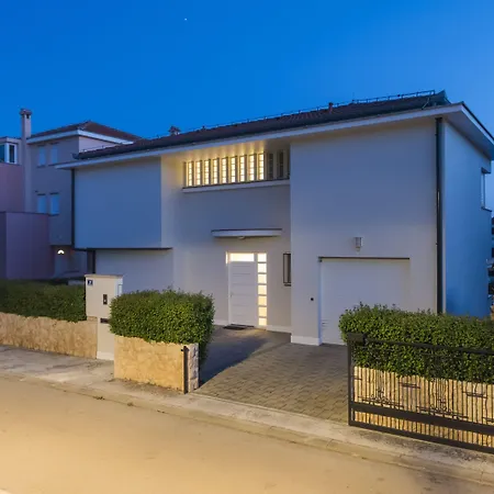 Seaside In With Swimming Pool Villa *