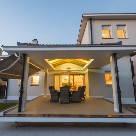 Gorgeous Seaside In With Swimming Pool Zadar