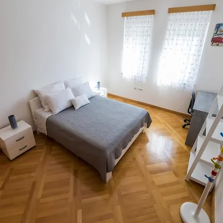 Seaside In With Swimming Pool *