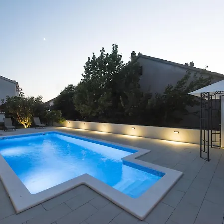 Seaside In With Swimming Pool Vila