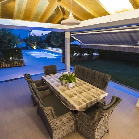 Seaside In With Swimming Pool Vila