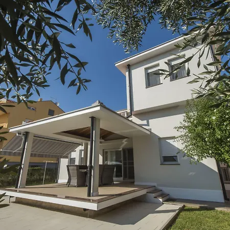 Seaside In With Swimming Pool Vila *