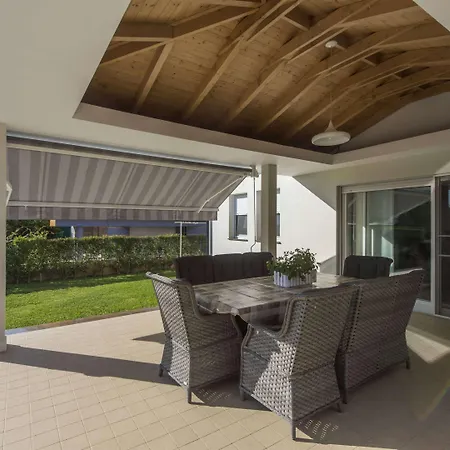 Seaside In With Swimming Pool *