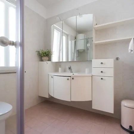 Vila Seaside In With Swimming Pool
