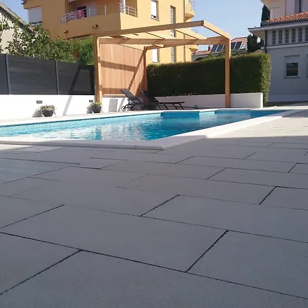 Seaside In With Swimming Pool *