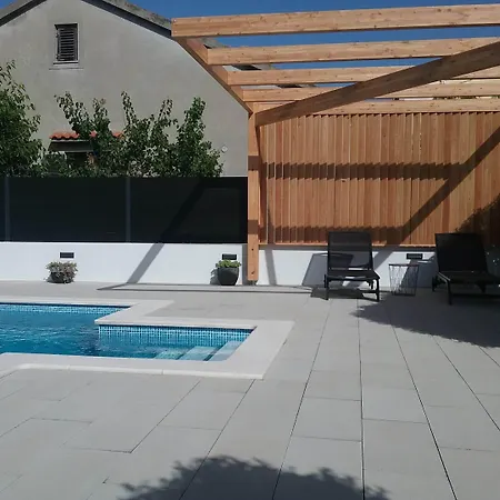 Seaside In With Swimming Pool
