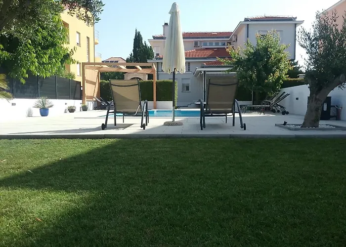 Seaside In With Swimming Pool זאדאר