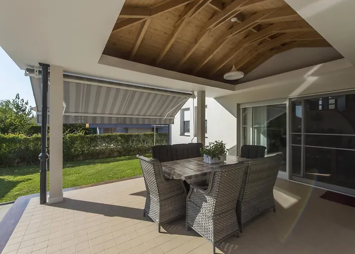 Seaside In With Swimming Pool זאדאר