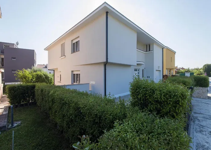 Seaside In With Swimming Pool * זאדאר