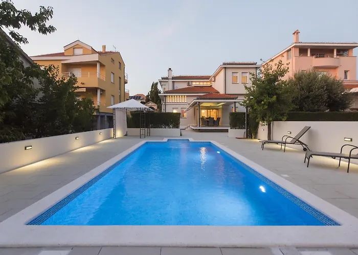 Seaside In With Swimming Pool וילה זאדאר