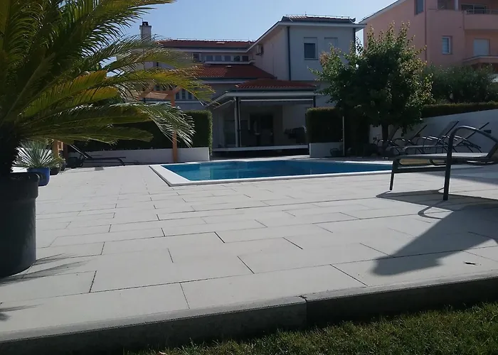 Seaside In With Swimming Pool *