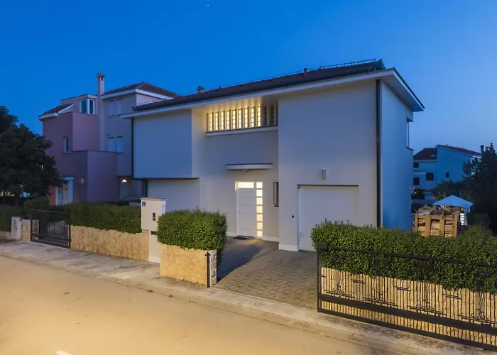 Seaside In With Swimming Pool וילה