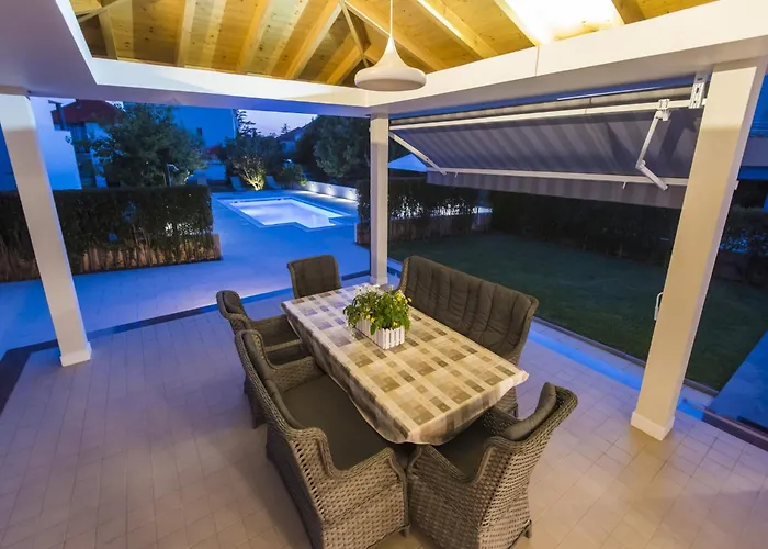 Seaside In With Swimming Pool * זאדאר