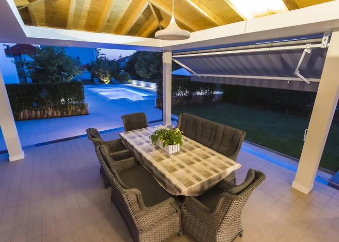 Seaside In With Swimming Pool וילה