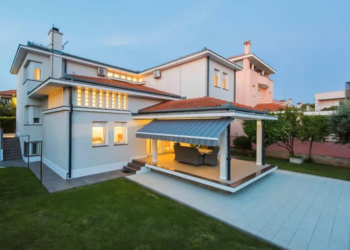 Seaside In With Swimming Pool