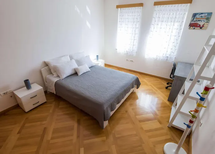 Seaside In With Swimming Pool