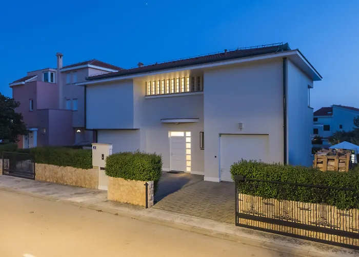 Seaside In With Swimming Pool וילה *